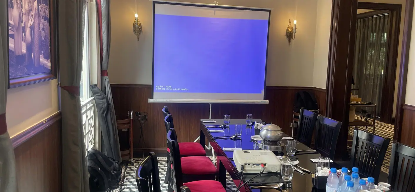 Thuê máy chiếu + màn chiếu 80inch – Thông số, lợi ích & giá thuê Trình chiếu máy chiếu trong phòng họp