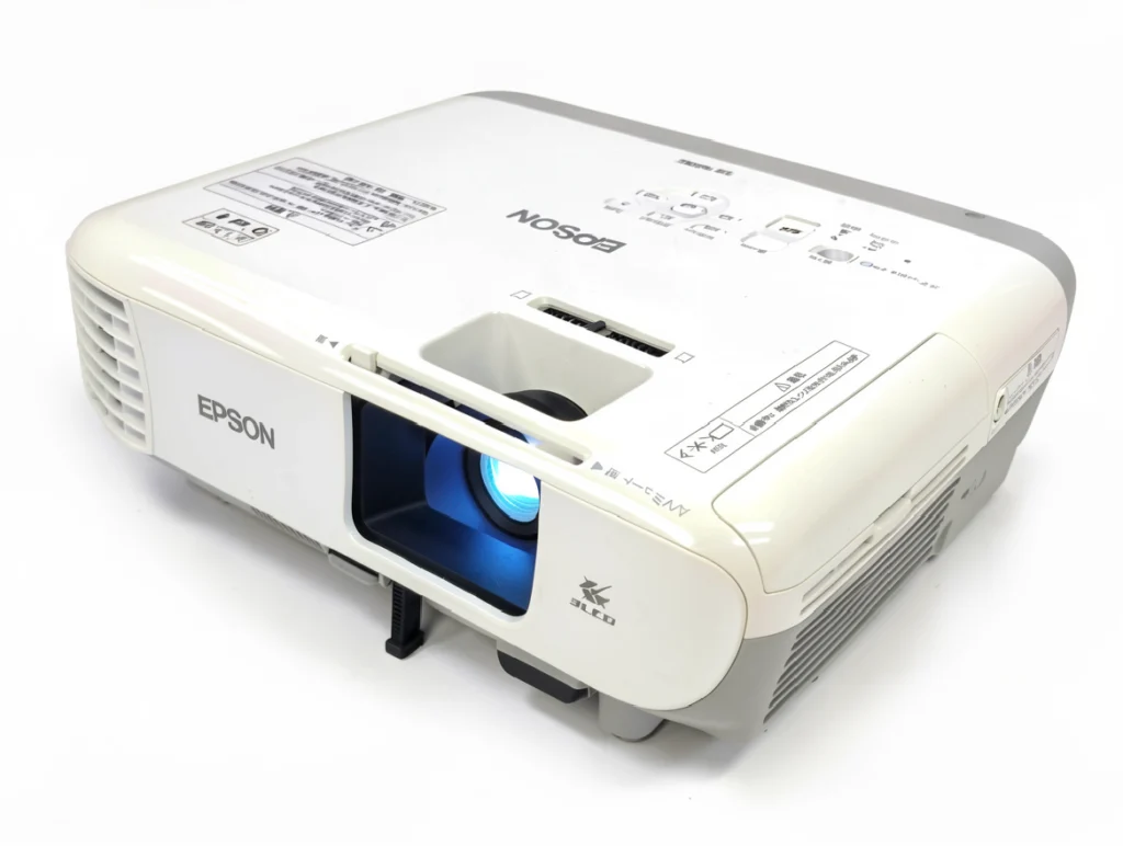 Đánh Giá Epson EB-960W – Máy Chiếu Có Đáng Mua? Thực Tế máy chiếu Epson công nghệ 3LCD có đèn LED, mặt trước mở ra để thấy bộ phận chiếu sáng