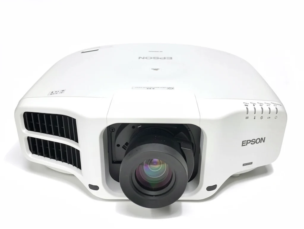 Epson EB-G7000W Thông Số & Đánh Giá Chi Tiết Máy Chiếu Chiếc máy chiếu Epson công suất cao với ống kính lớn và hệ thống tản nhiệt hiệu quả