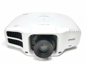 Chiếc máy chiếu Epson công suất cao với ống kính lớn và hệ thống tản nhiệt hiệu quả