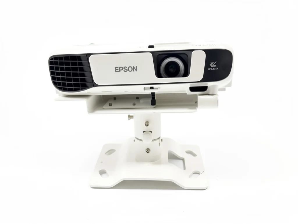 chiếc máy chiếu Epson gắn trên giá treo tường SLCO