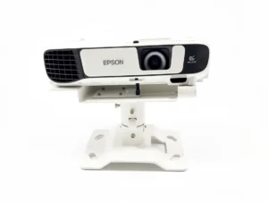chiếc máy chiếu Epson gắn trên giá treo tường SLCO