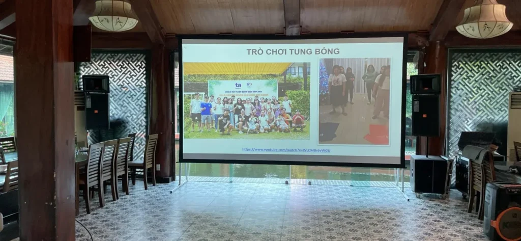 Trò chơi tập thể tung bóng - Hoạt động vui chơi ngoài trời Trò chơi tung bóng với nhóm trẻ và người lớn trong không gian ngoài trời