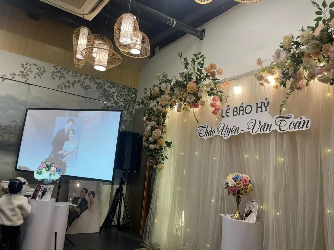 Máy chiếu Epson EB-1975W Thông Số & Đánh Giá Chi Tiết Trình chiếu đám cưới và sự kiện