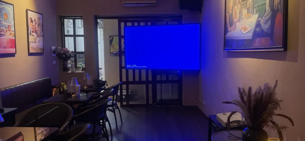 phòng họp hiện đại với màn hình chiếu LED và bàn ghế sắp xếp gọn gàng