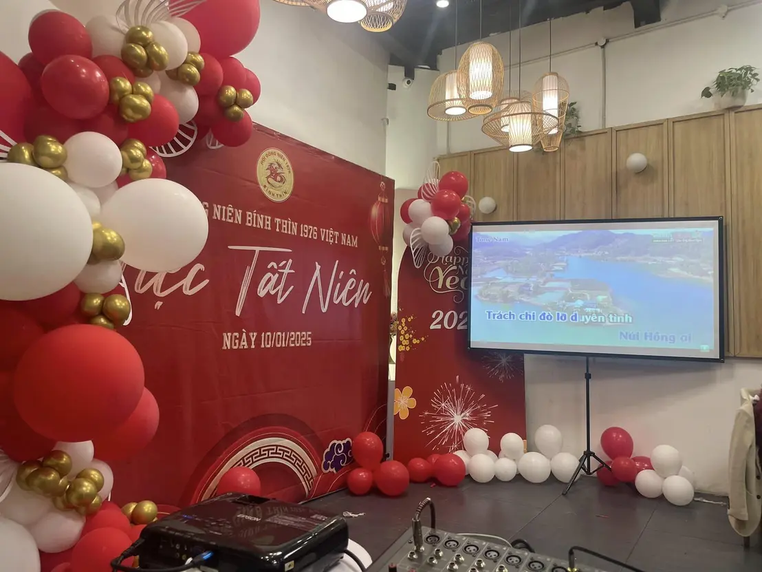 Máy chiếu Epson EB-1975W Thông Số & Đánh Giá Chi Tiết Setup không gian sự kiện chuyên nghiệp