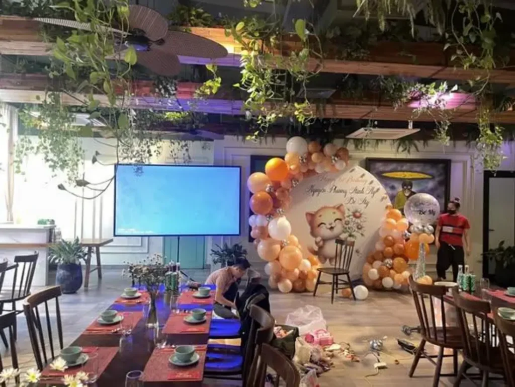 bữa tiệc sinh nhật chủ đề cute với bông bay và đồ trang trí hình mèo con