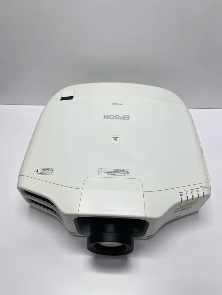 máy chiếu Epson Eb 7200w0 với màn hình 100 inch, thiết kế gắn tường và chân đèn chuyên dụng