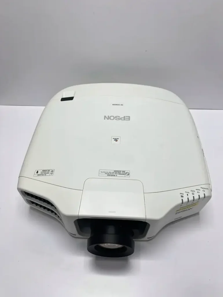 máy chiếu Epson Eb 7200w0 với màn hình 100 inch, thiết kế gắn tường và chân đèn chuyên dụng