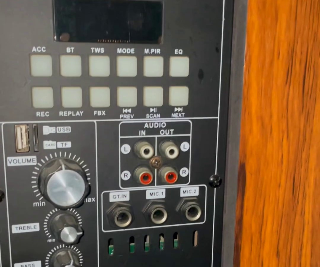Hướng Dẫn Hát Karaoke Bằng Loa Kéo: Cắm Micro, Chỉnh Echo, Chống Hú Mặt bảng loa kéo bass 40 cm với cổng MIC.1, MIC.2, GT.IN jack 6,5 mm và nút FBX chống hú